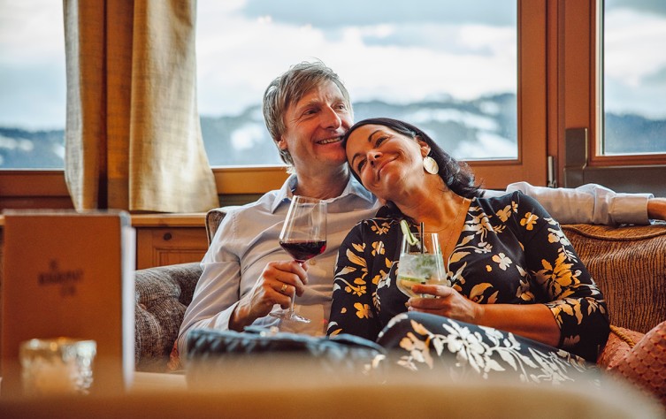 Ein Glas Wein genießen beim Winterurlaub