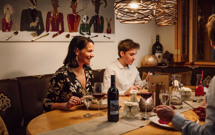 Familienessen im Restaurant 