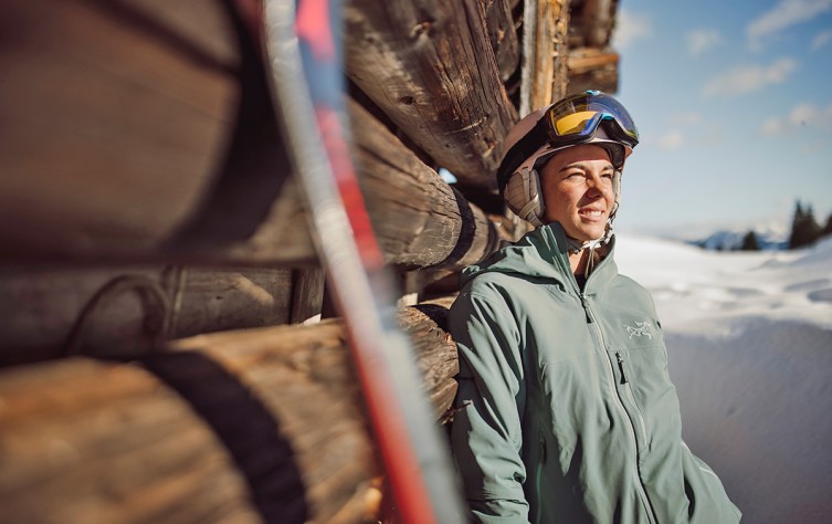 Sonne tanken bei einer Rast während des Skitages