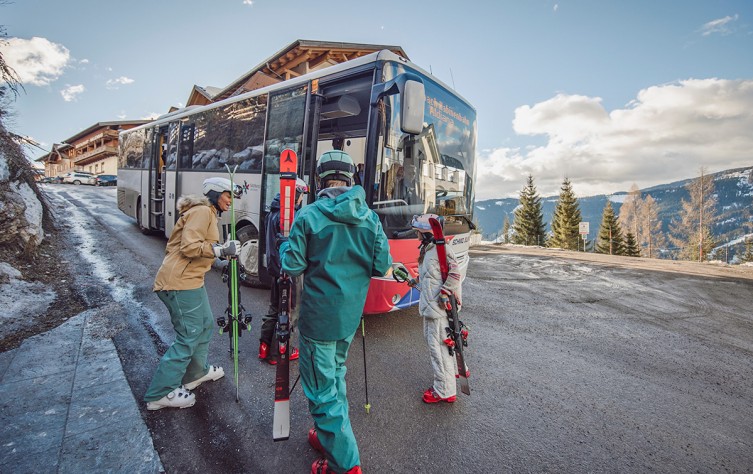 Mit dem Skibus direkt vor dem Hotel zum Skigebiet